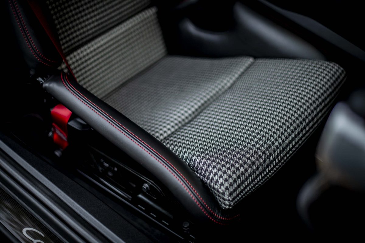 Sonderaufwand Original-Stoff (911R houndstooth silber/schwarz) für Sitz-Polster für Porsche 991.1 +.2/ 718 / 992.1 für Inlets Bucket Seats Schalensitze LWB - Set rechts und links - plug & play